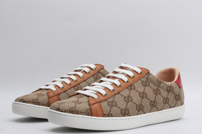 ad low-top sneaker