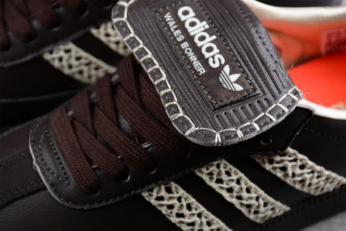 ad low-top sneaker 23031312